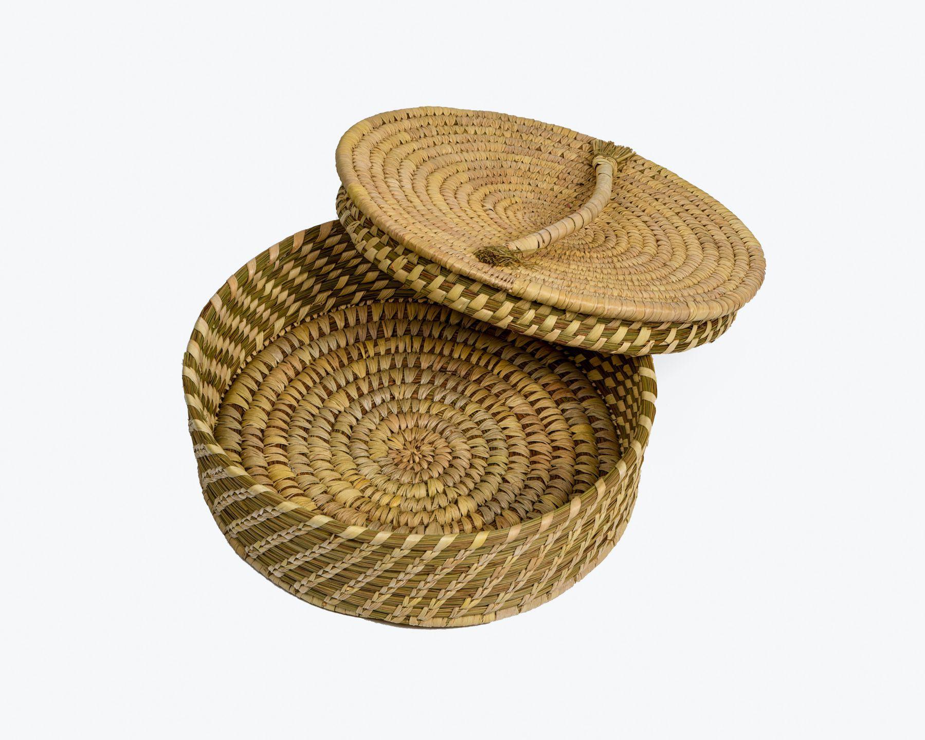 Handmade Braided Sabaii Grass Casserole with Palm leaf binding 8 x 3 inches with lid in natural color