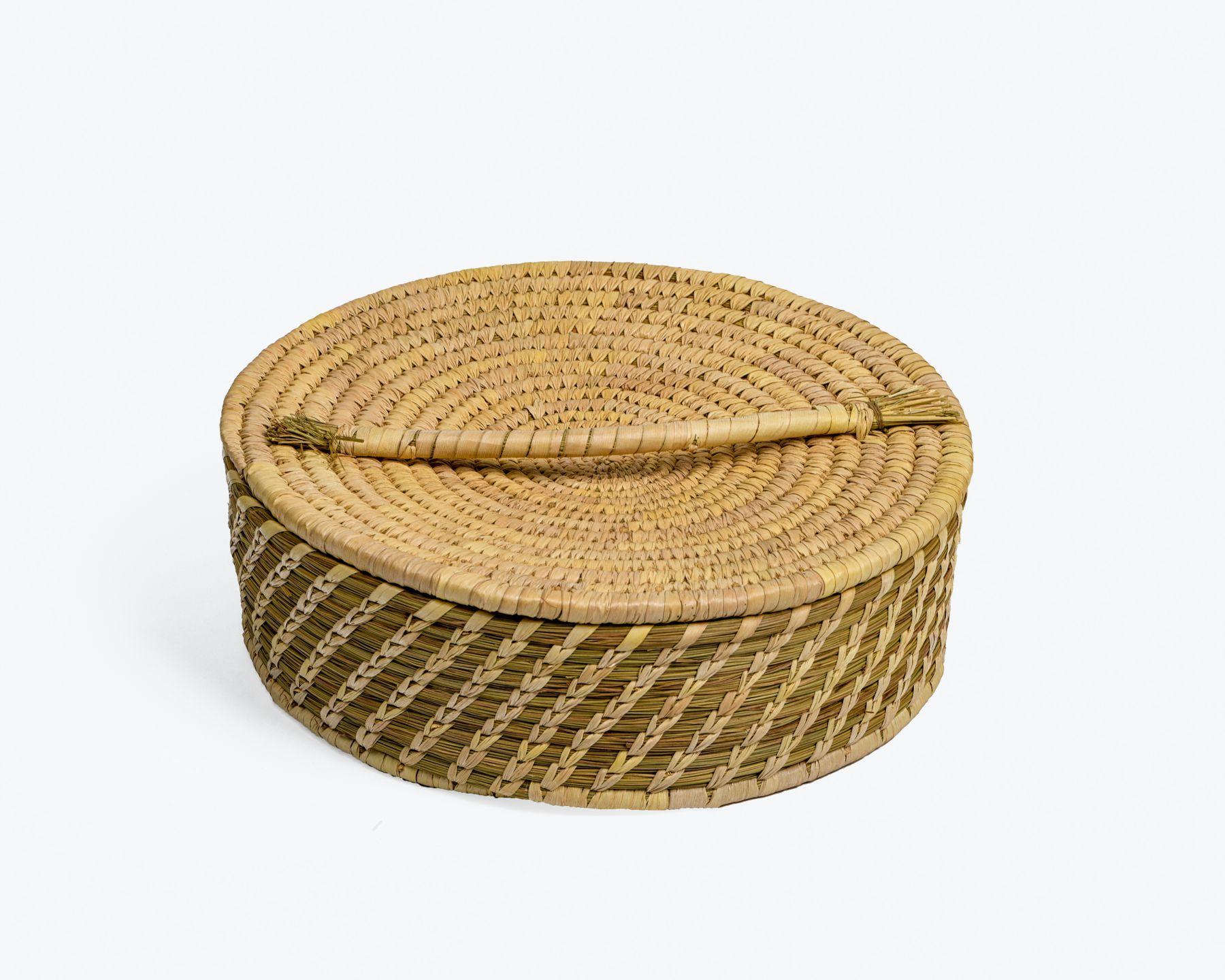 Handmade Braided Sabaii Grass Casserole with Palm leaf binding 8 x 3 inches with lid in natural color