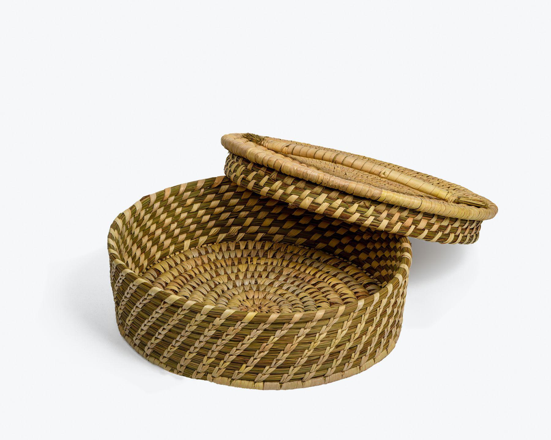 Handmade Braided Sabaii Grass Casserole with Palm leaf binding 8 x 3 inches with lid in natural color