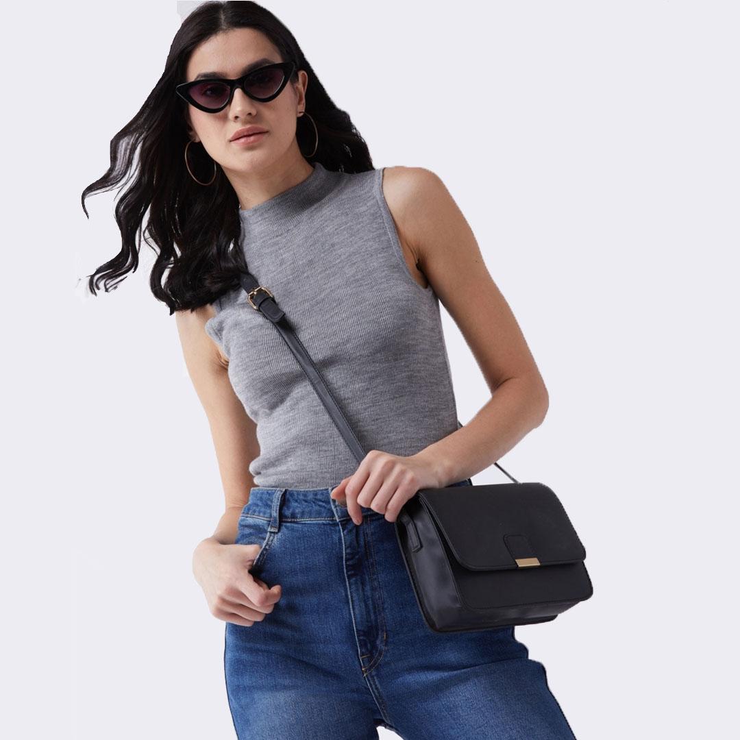 WOMEN SLEEVELESS SWEATER