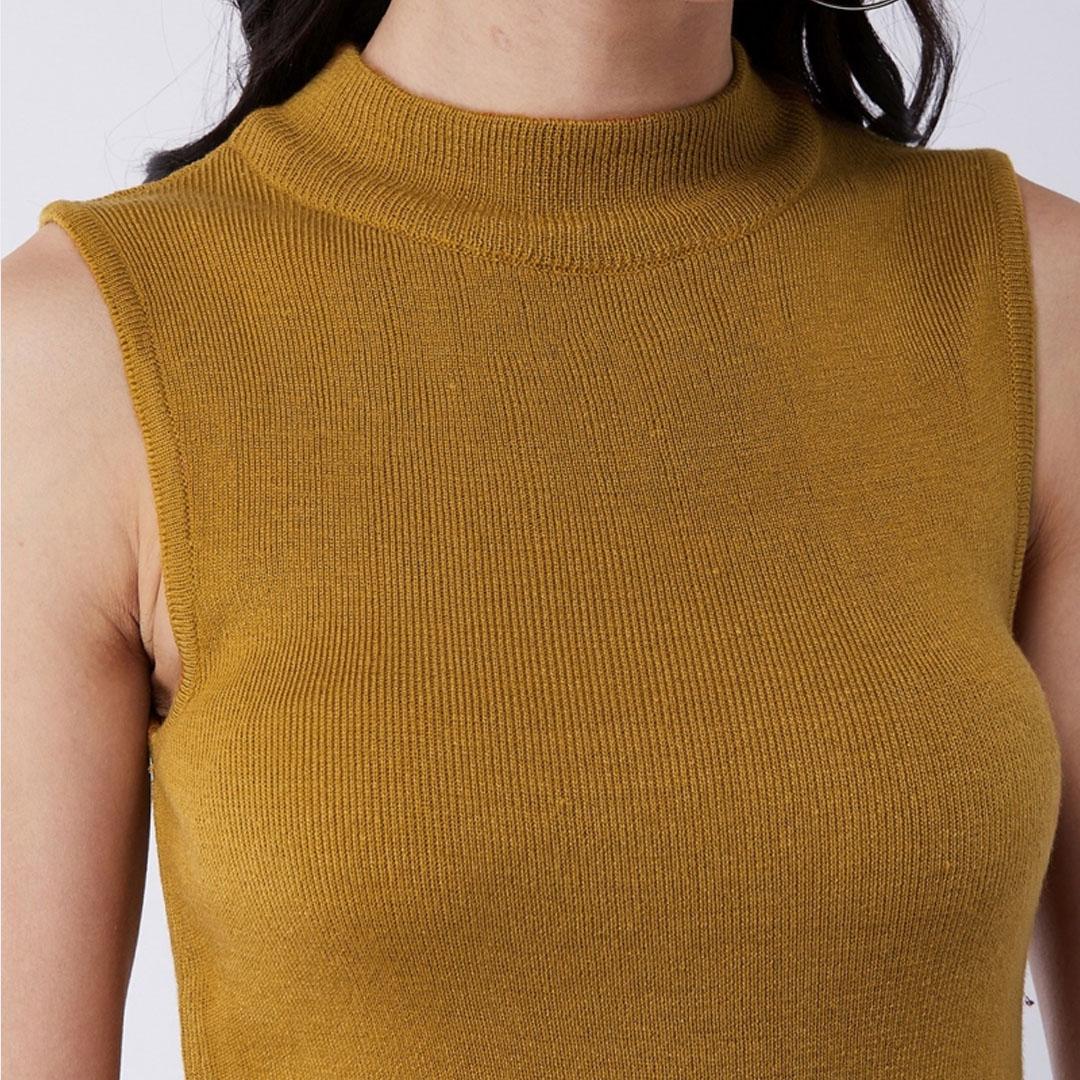 WOMEN SLEEVELESS SWEATER