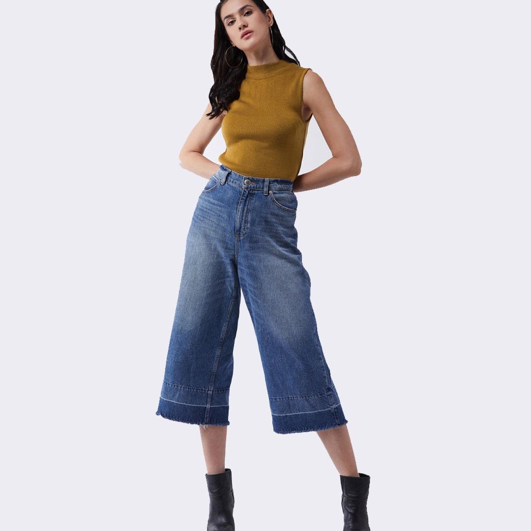 WOMEN SLEEVELESS SWEATER